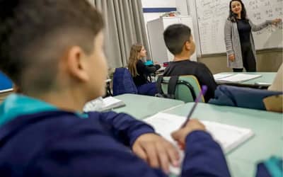 Escolaridade brasileira não acompanha demanda por profissionais qualificados, aponta CNI