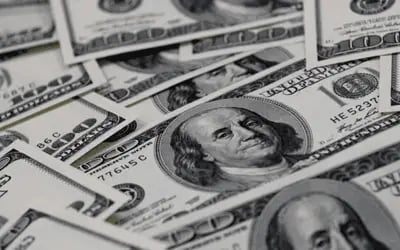 Dólar fecha em forte baixa e encerra o dia cotado a R$ 4,99