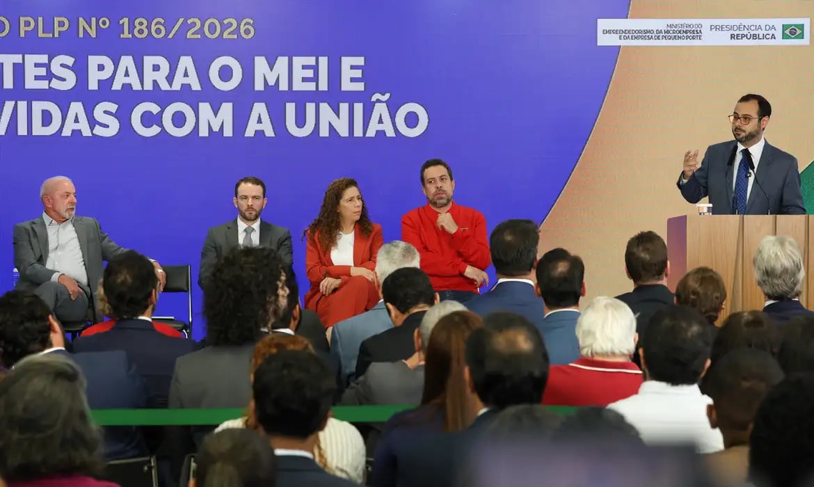 Lula sanciona lei que eleva teto do MEI e perdoa dívidas federais
